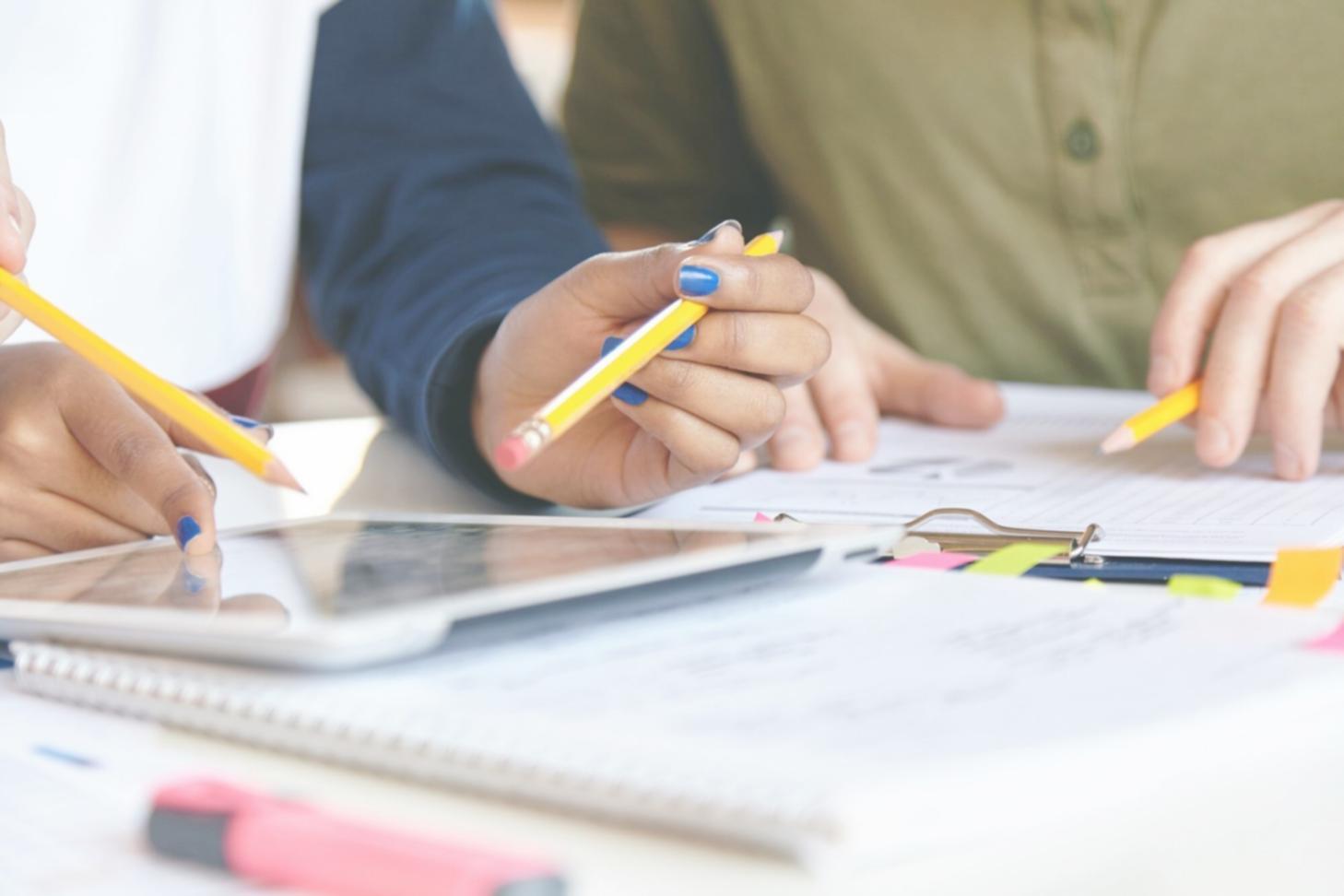 Espace de travail avec analyses financières détaillées sur écran