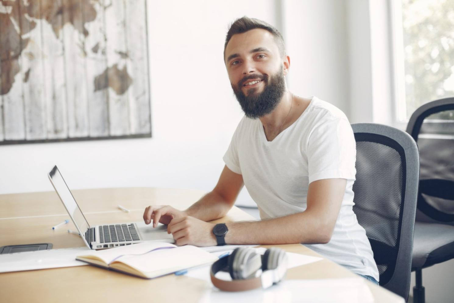 Bureau moderne avec équipement d'analyse financière